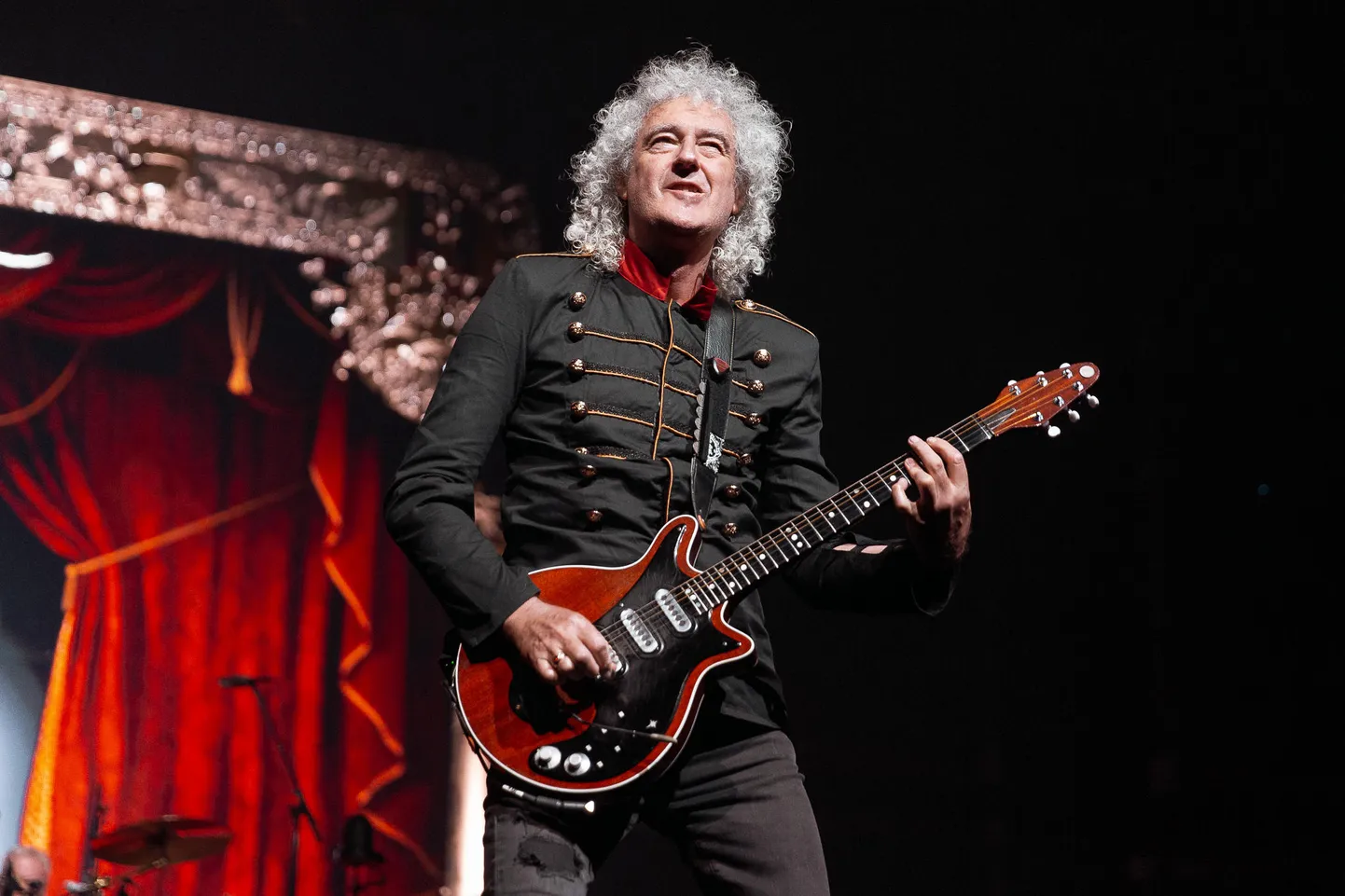 Kitarrist Brian May annab Itaalias kuuma. Nüüd peab kitarrist pillimängust pausi tegema.