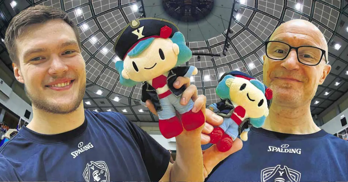 Jukka Toijala (paremal) ja Maik-Kalev Kotsar poseerimas koos Yokohama B-Corsairsi maskoti Corsiga.