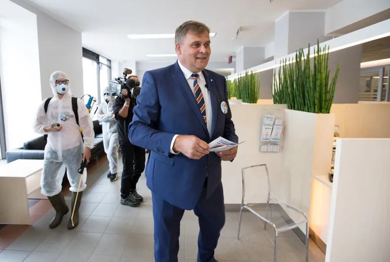 Raivo Aeg läks Tallinna linnavalitsuse ette korruptsioonitõrjet tegema.