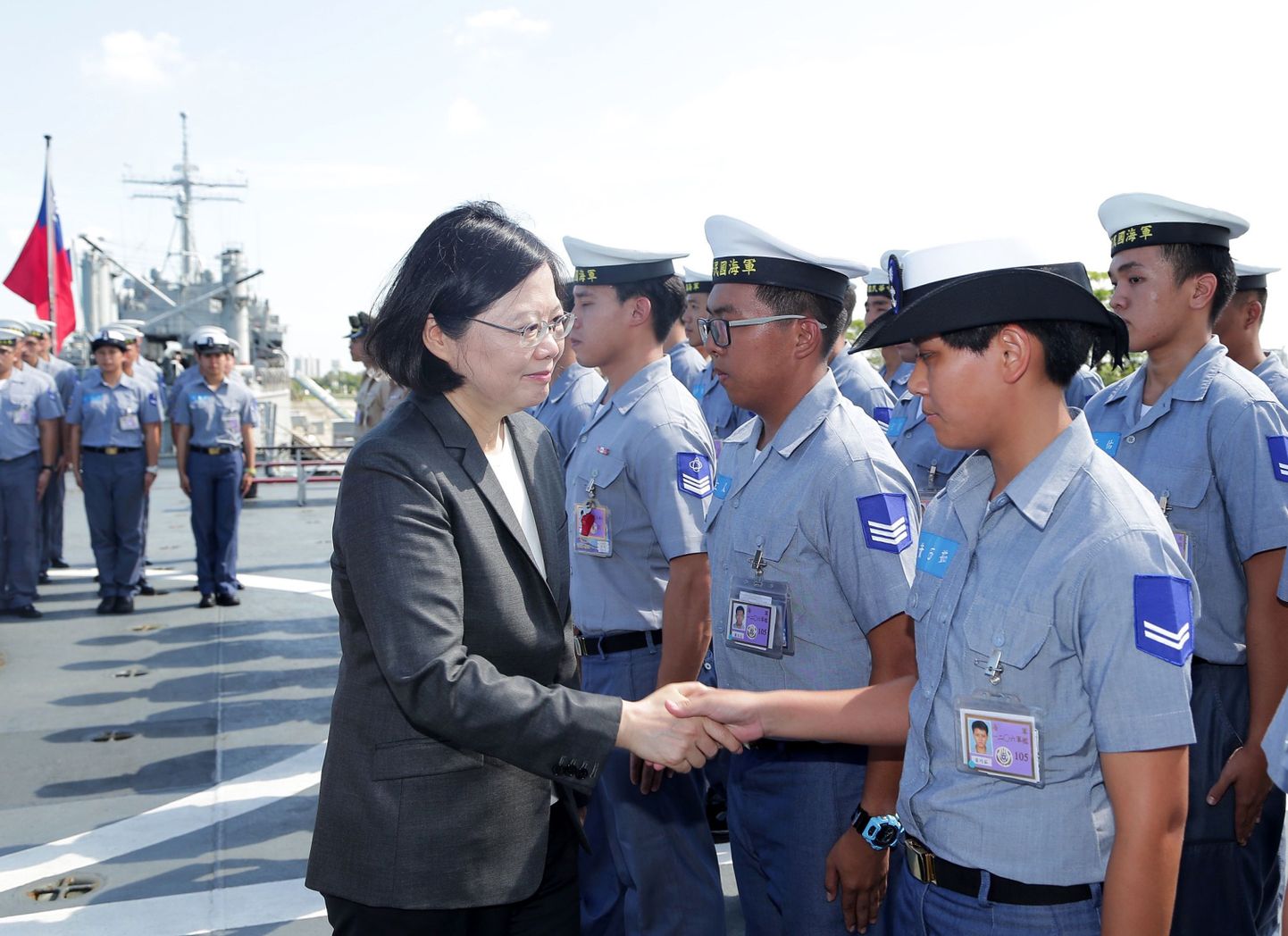Taiwani president Tsai Ing-wen mereväelastega.