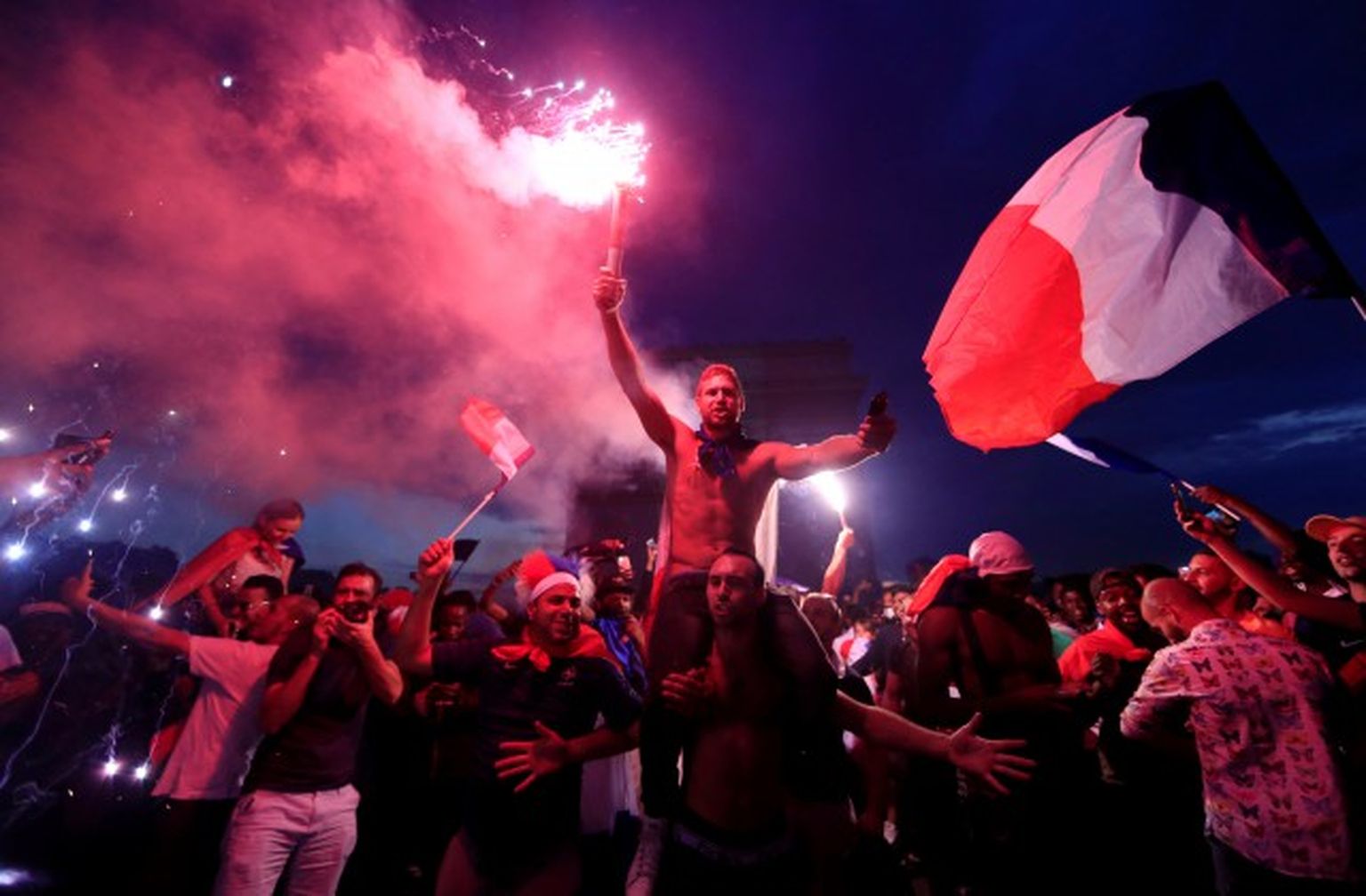 Болельщики сборной Франции празднуют победу национальной сборной