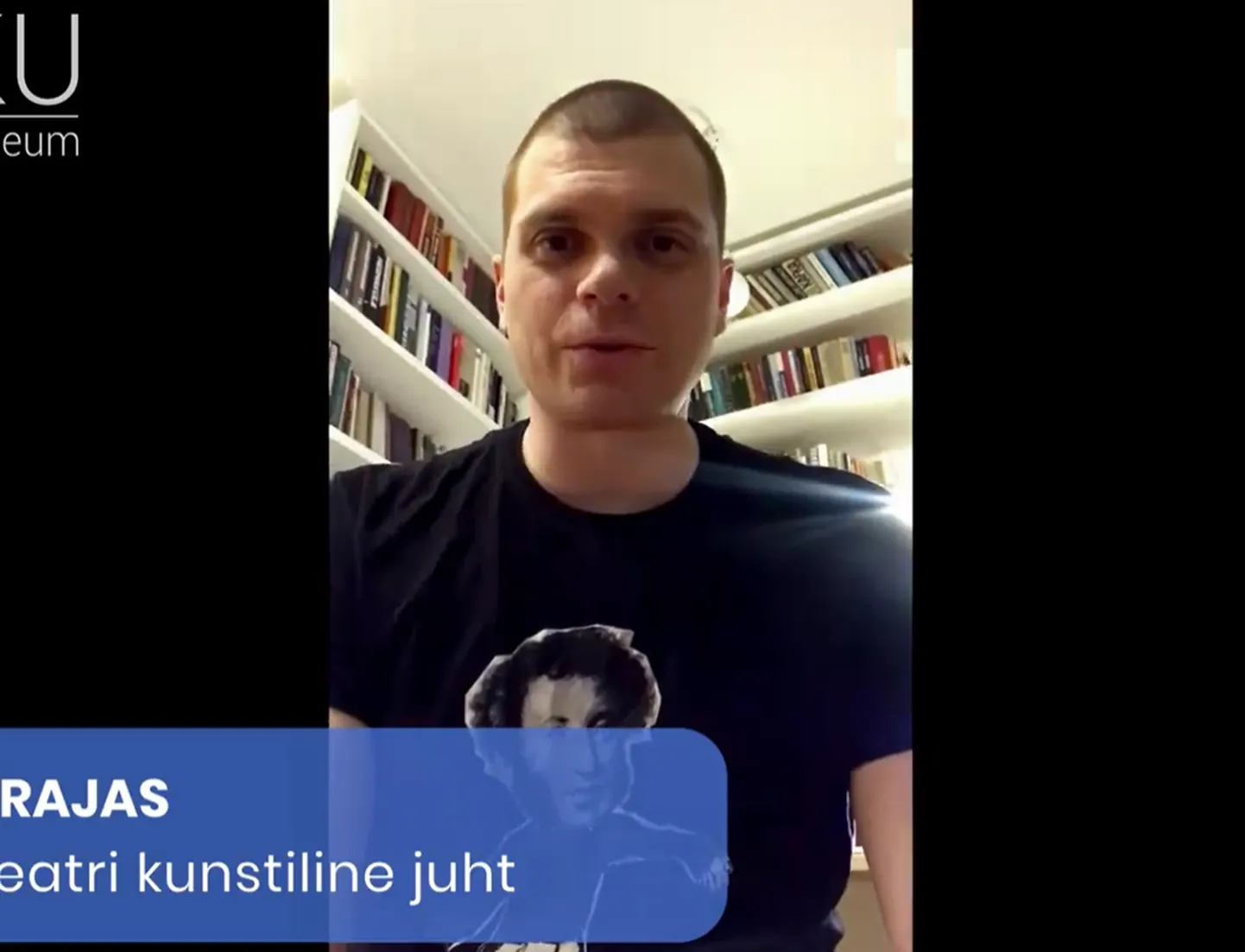 Mirko Rajas lugemas oma kodus lastele õhtujuttu.