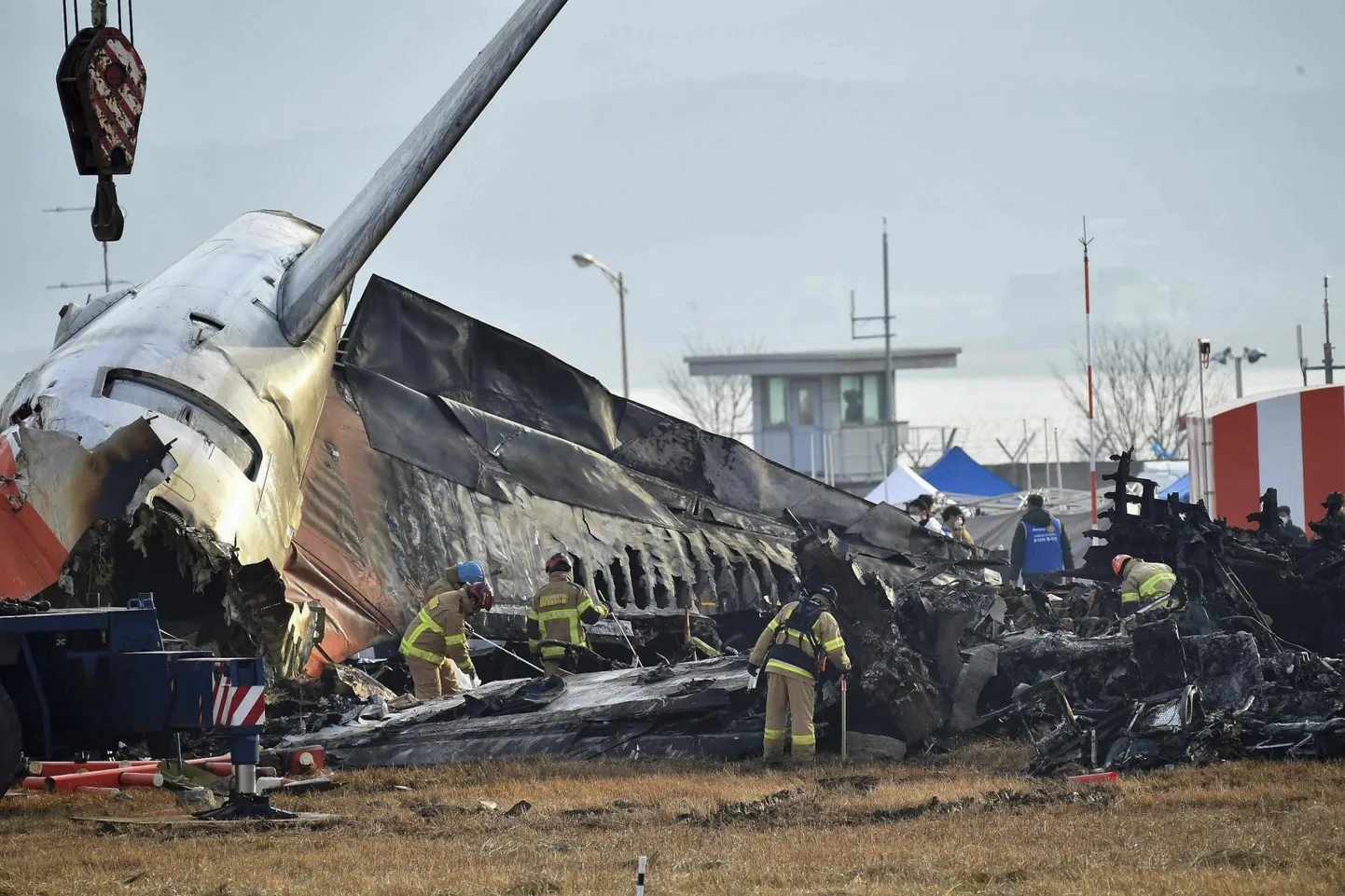 Lõuna-Korea päästetöötajad kammisid eile läbi pühapäeval Muani rahvusvahelisel lennuväljal hädamaandumise teinud ja seejärel põlema süttinud Jeju Airi reislennuki rususid.