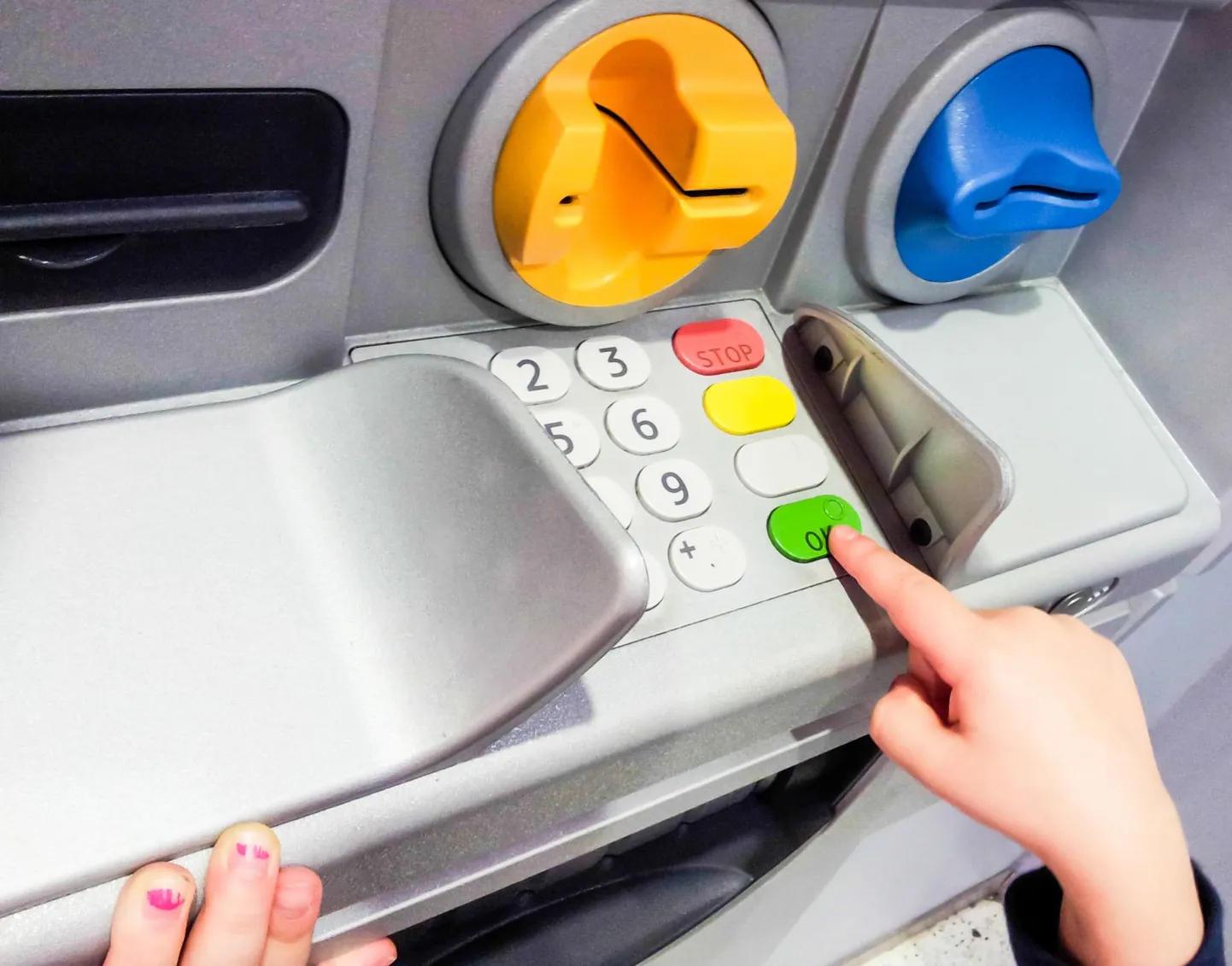 Sularahaautomaate jääb tänavapildis vähemaks.