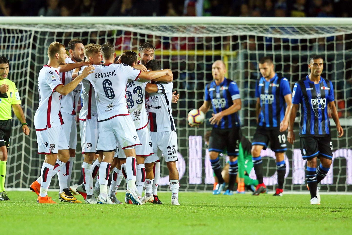 Cagliari mängijad rõõmustamas 1:0 juhtvärava üle.