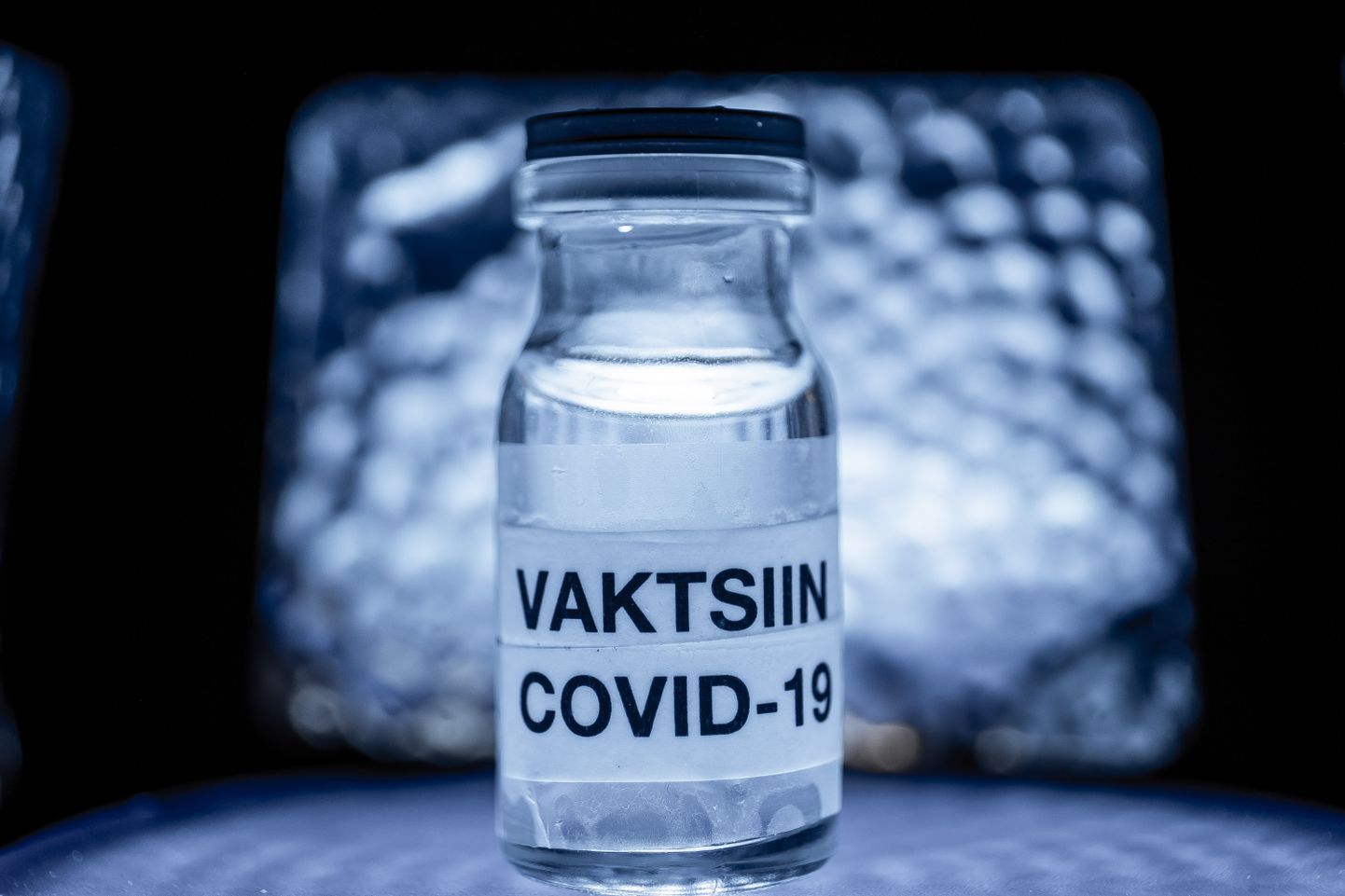 Illustreeriv foto Covid-19 vaktsiinist.