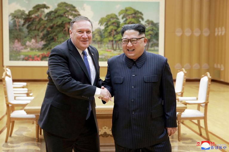 Mike Pompeo (vasakul) ja Kim Jong-un.