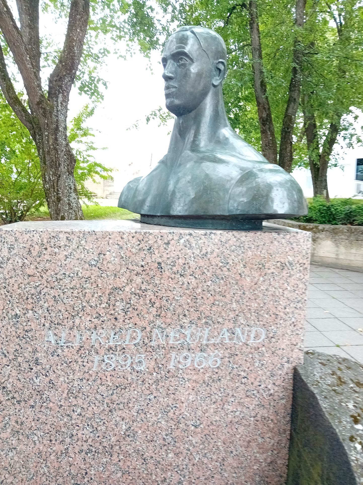 ALFRED NEULAND oli esimene eestlasest olümpiavõitja, tema skulptuur kaunistab Valga linnaparki.