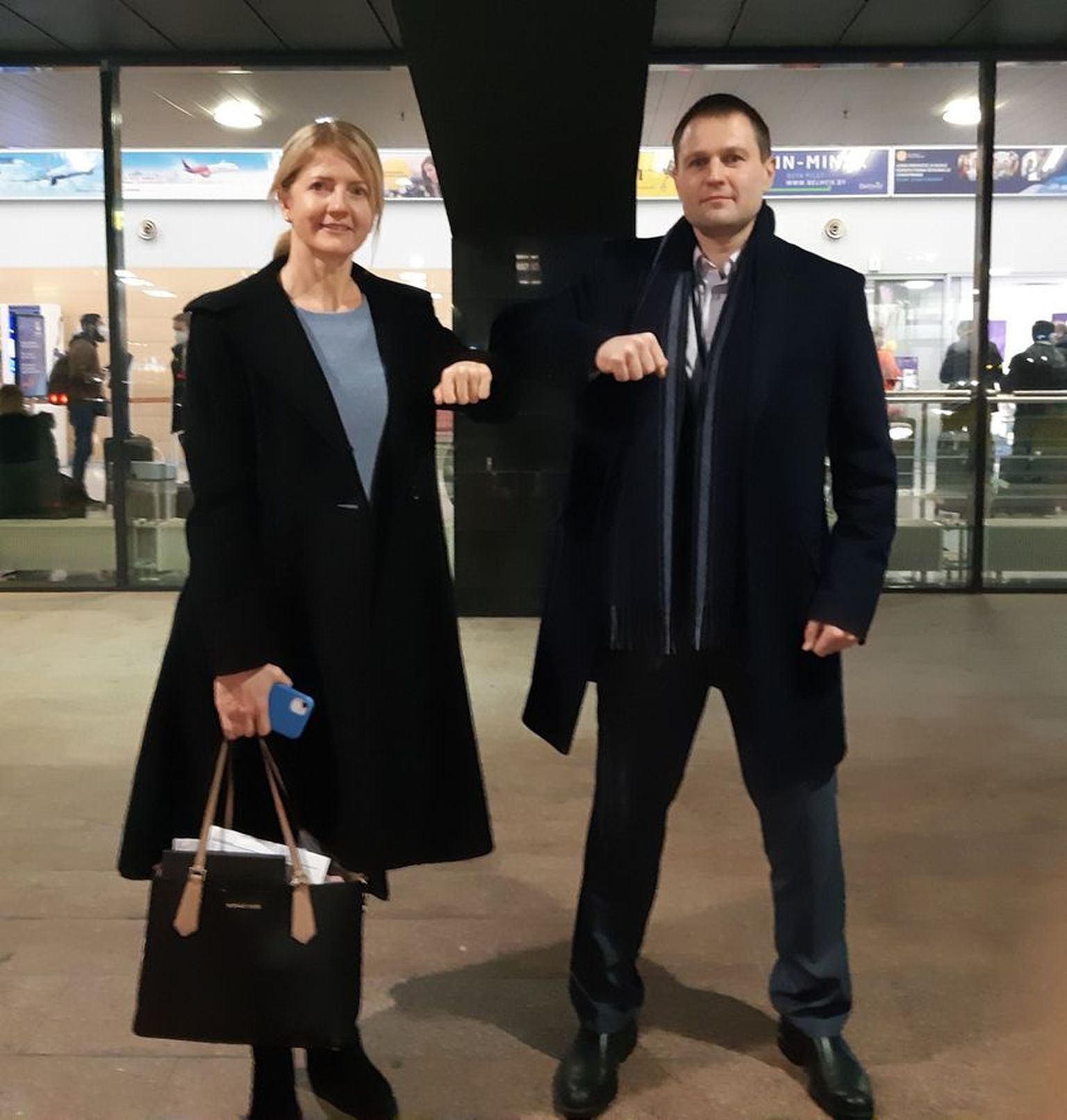 Кандидат в министры иностранных дел  Эва-Мария Лийметс и руководитель по связям с общественностью Центристской партии Андрес Кальвик сегодня в аэропорту.