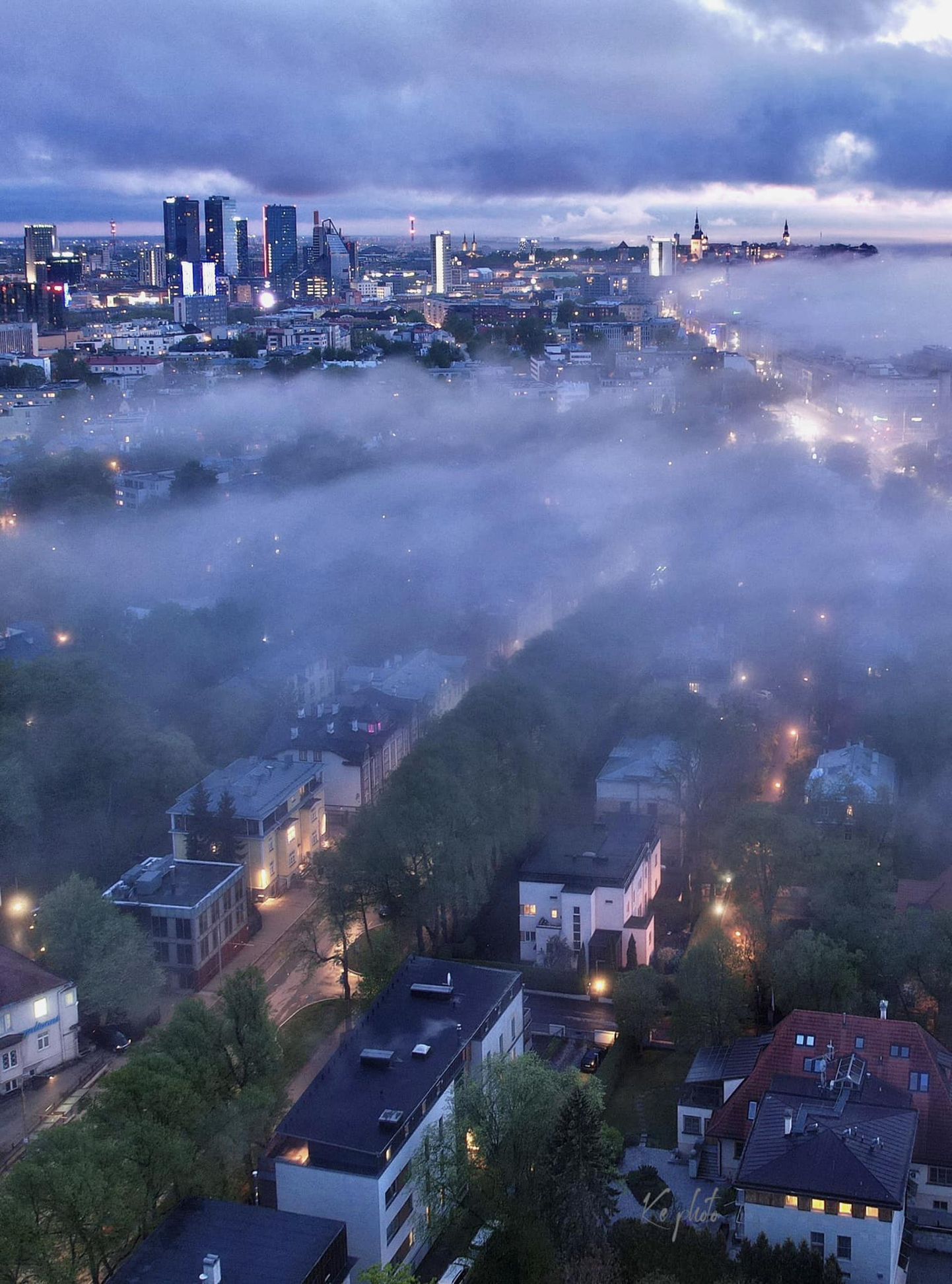 Ночной Таллинн в тумане
