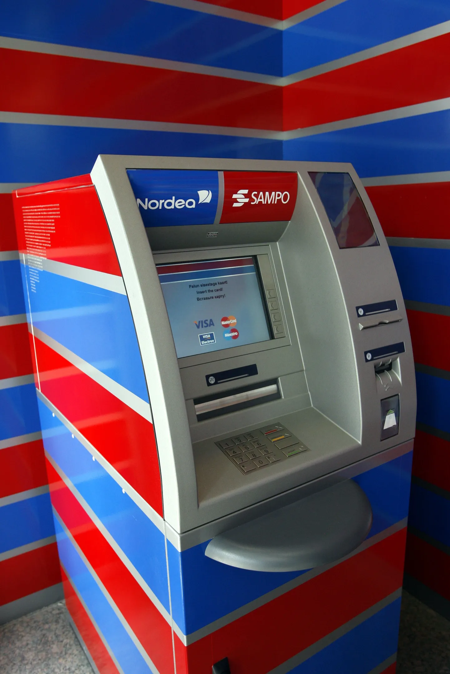 Eestis saab Nordea sularahaautomaadist enne raha kätte ja alles siis kaardi. Soomes on vastupidi.
