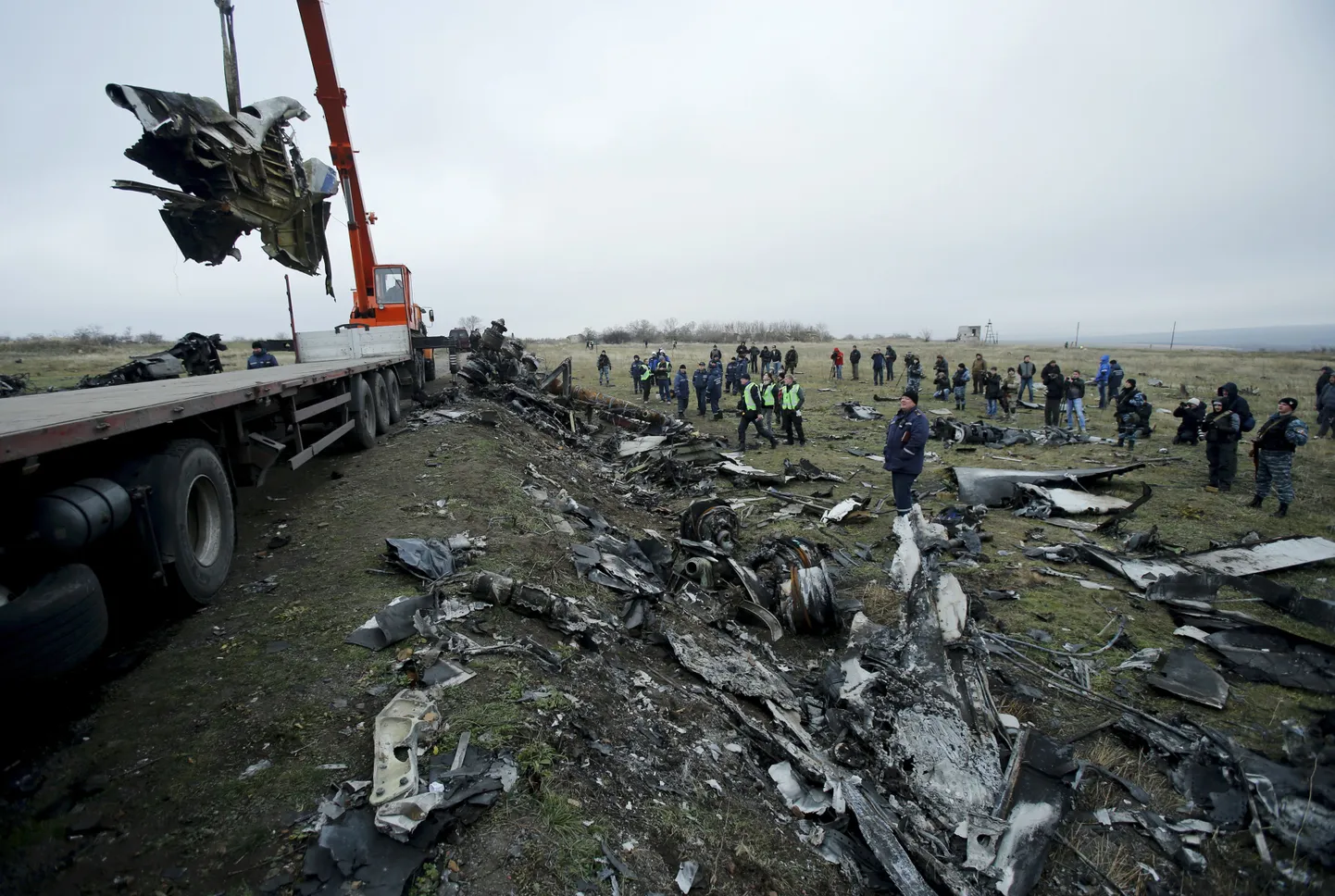 Обломки сбитого под Донецком лайнера "Боинг-777".
