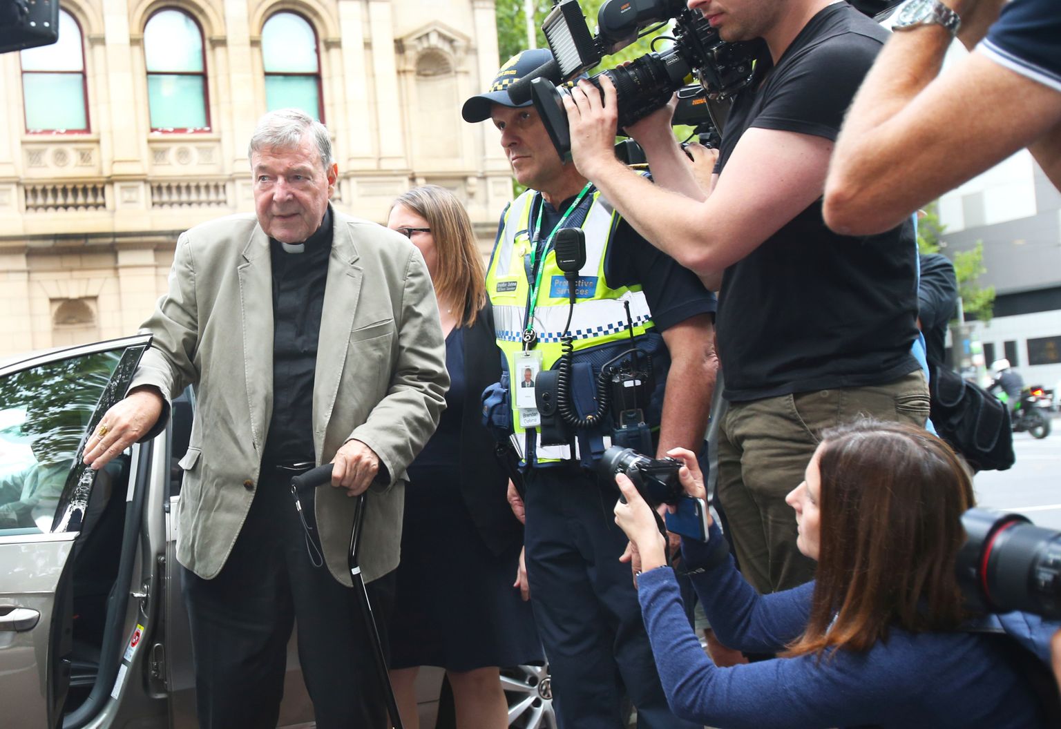 Kardinal George Pell kohtusse saabumas.