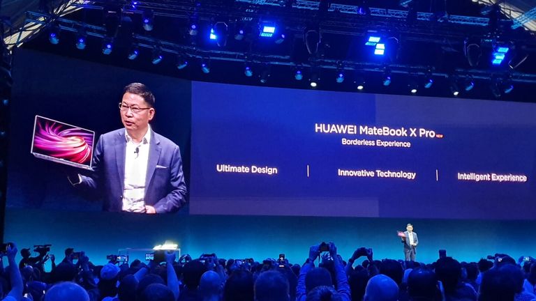 Huawei tarbijatoodete üksuse juht Richard Yu esitleb uus sülearvutit