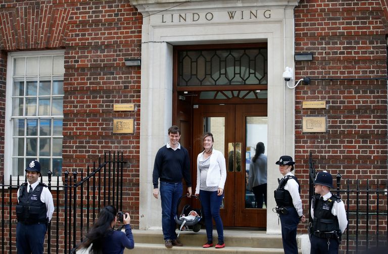 Paar lahkus Londoni St. Mary haiglast, saades meedia tähelepanu osaliseks