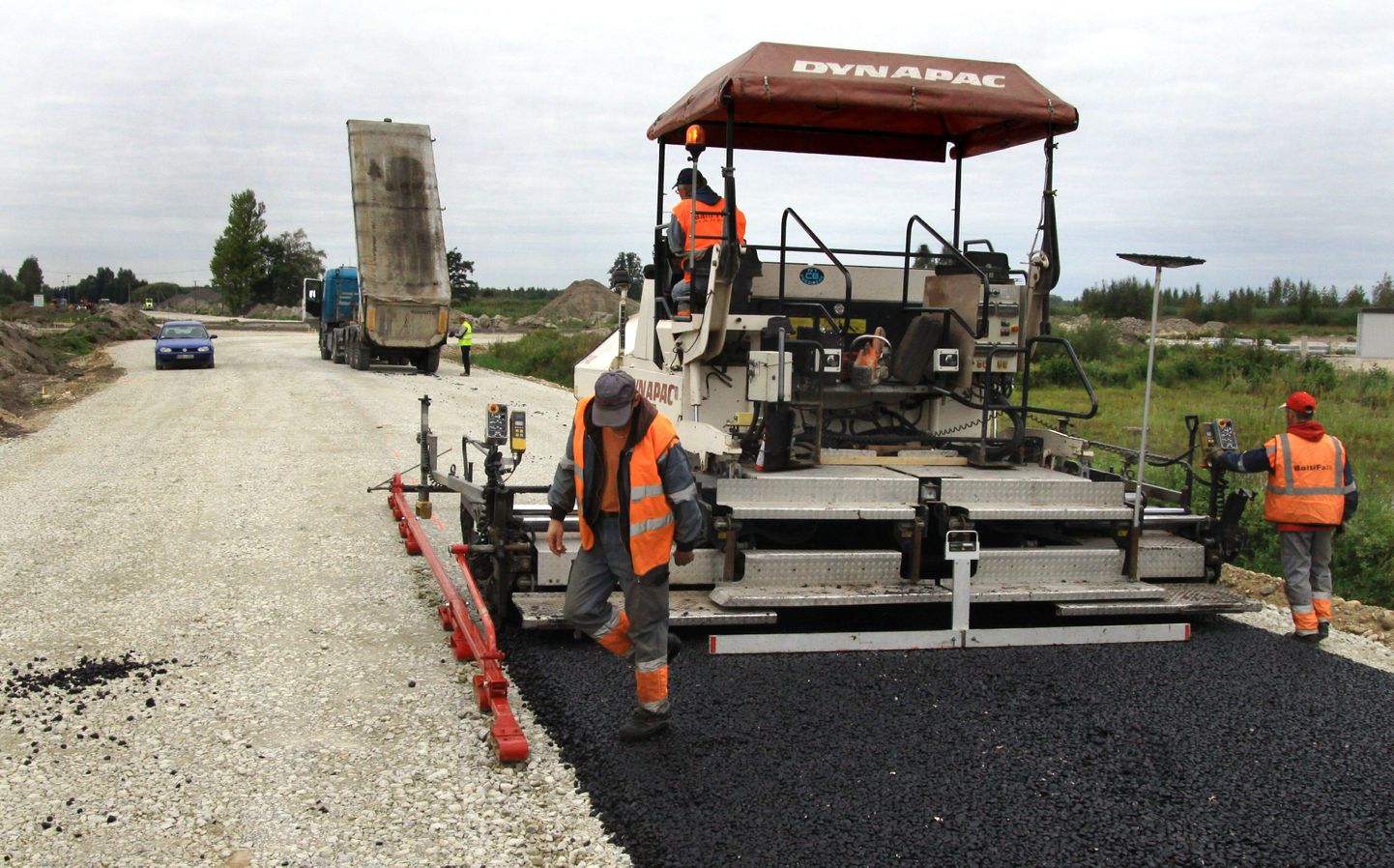 Remondis olnud lõik Lihula maanteest saab uue asfaltkatte.