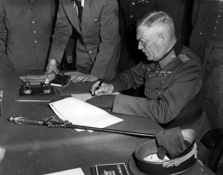 8.mail 1945 kirjutas Saksamaa kindralfeldmarssal ja relvajõudude ülemjuhatuse esimees Wilhelm Keitel Berliinis Saksamaa alistumislepingule teist korda alla. Esimene Saksamaa alistumisleping sõlmiti 7. mail 1945 Prantsusmaal Reims'is ja sellel andis allkirja Saksamaa relvajõudude ülemjuhatuse esimehe asetäitja Alfred Jodl