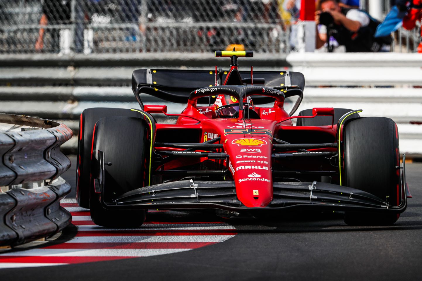 Ferrari sõitja Carlos Sainzi vormel Monaco tänavarajal.
