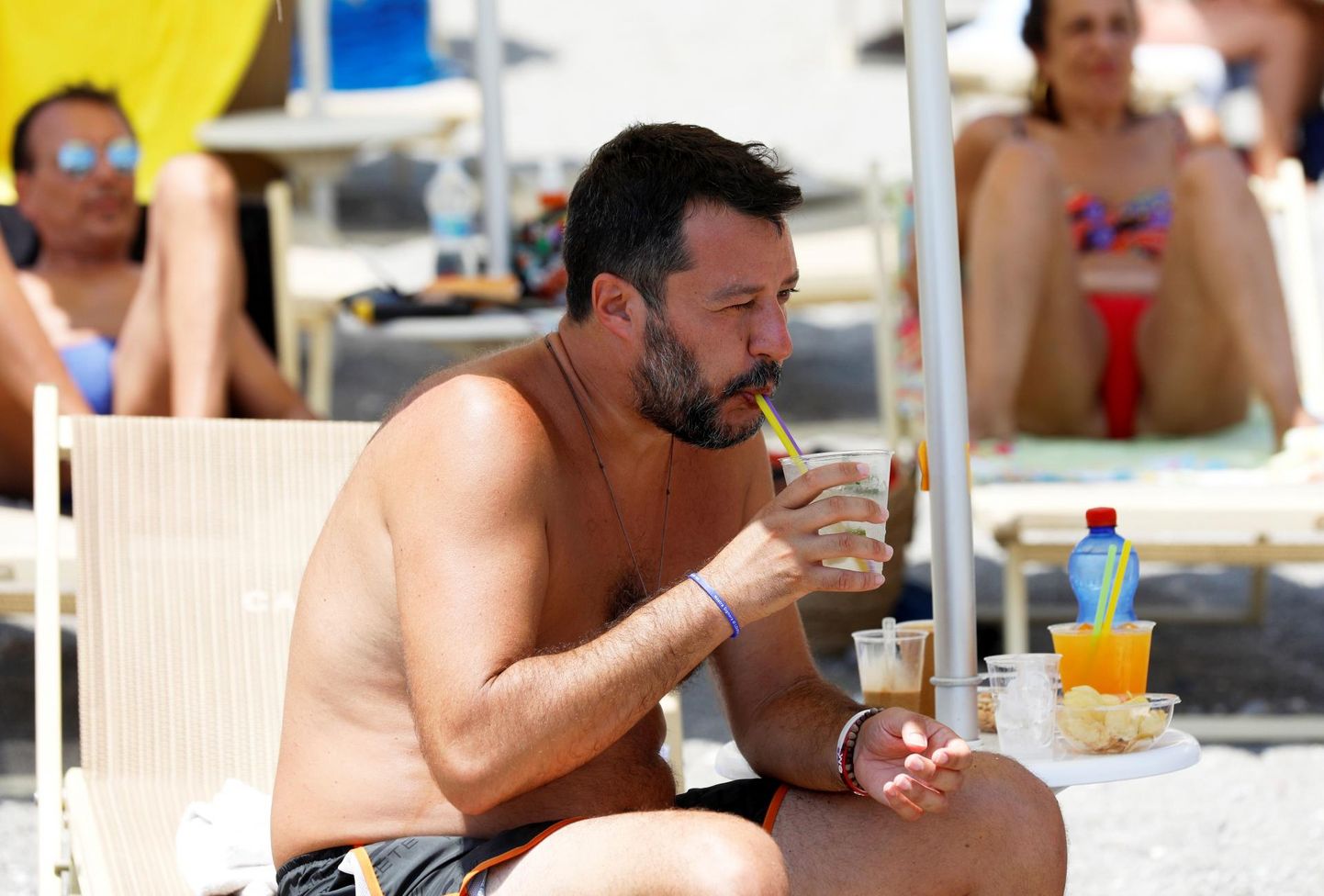 Siseministrist Liiga juht Matteo Salvini veetis viimased nädalad Itaalia randades, kus ta poliitkampaaniat tehes astus palja ülakehaga ja ujumispükstes üles ka pressikonverentsidel. 