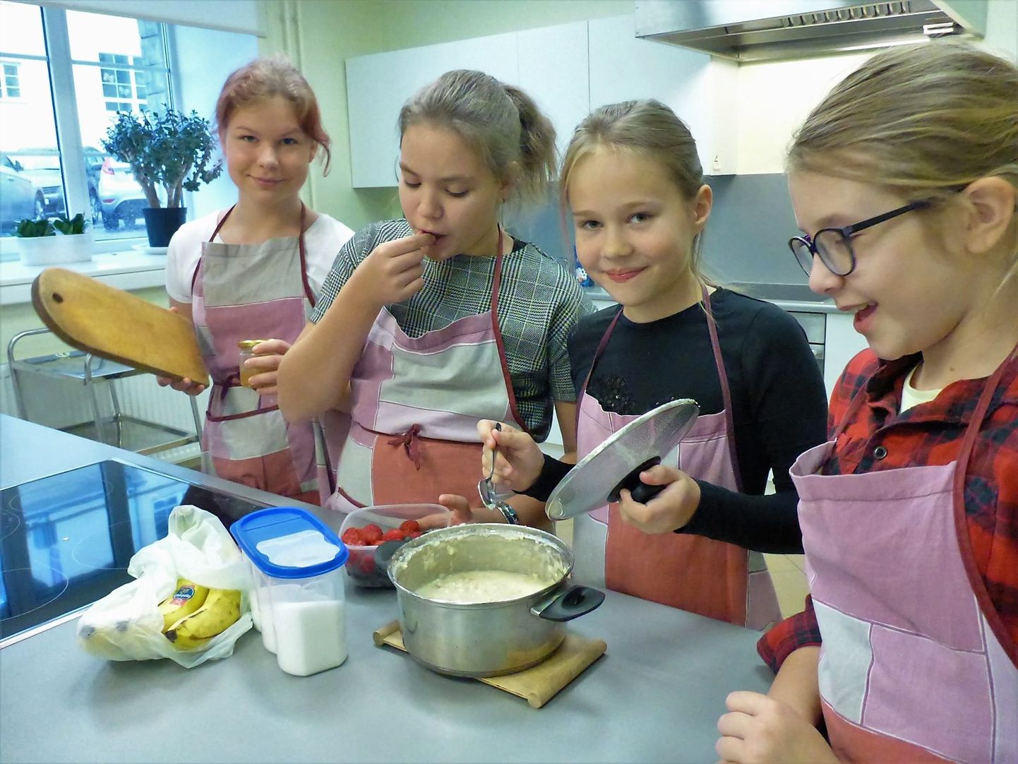 Pudruprogrammi käigus omandavad lapsed uusi teadmisi teraviljadest ja mõtlevad ka ise retsepte välja. Pildidl Tallinna Ühisgümnaasiumi õpilased.