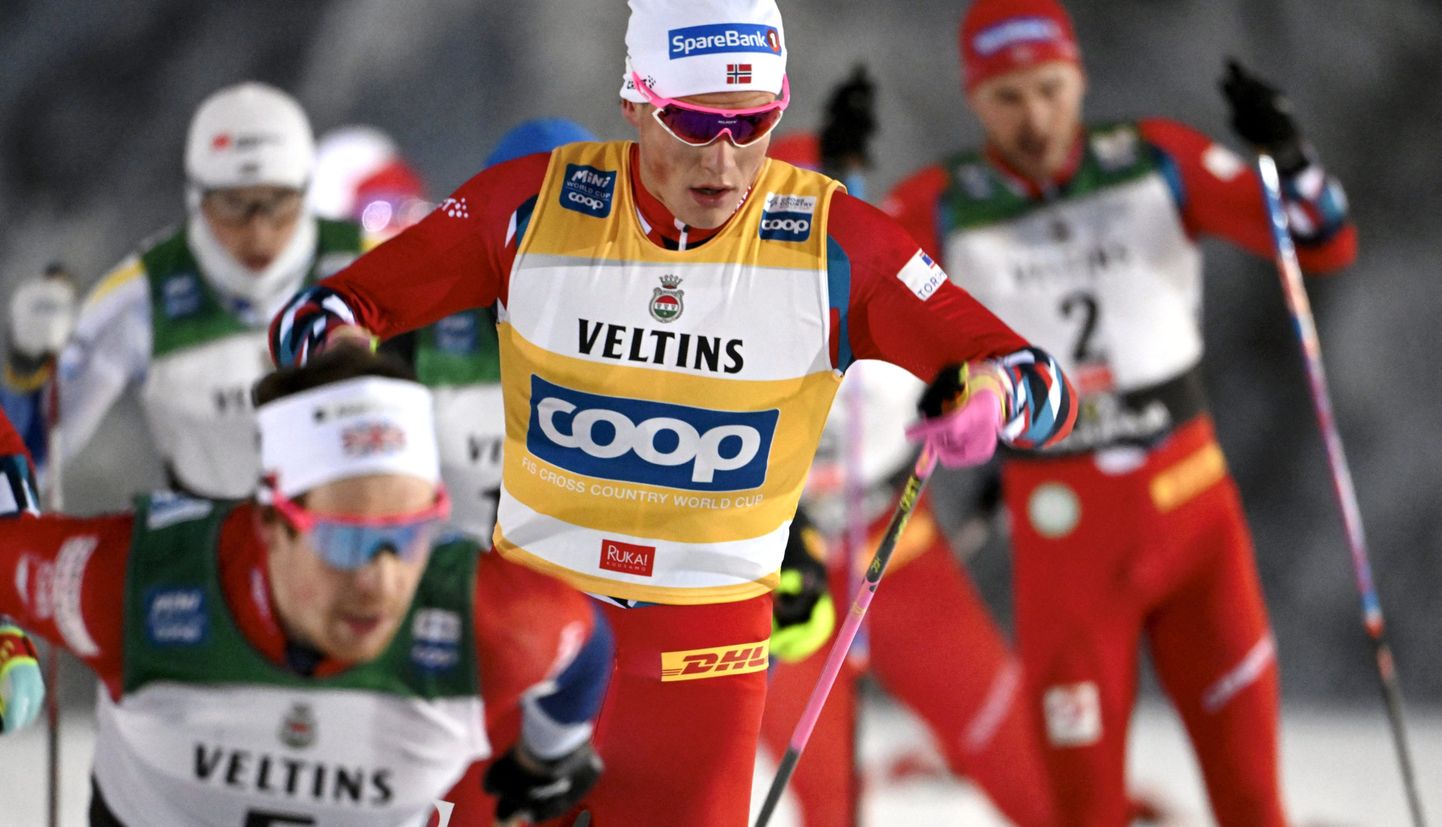 Norralane Johannes Høsflot Klœbo on kahel MK-etapil võitnud kokku neli võistlust, kuid punktitabelis peab ta praegu tunnistama kaasmaalase Paal Golbergi paremust.