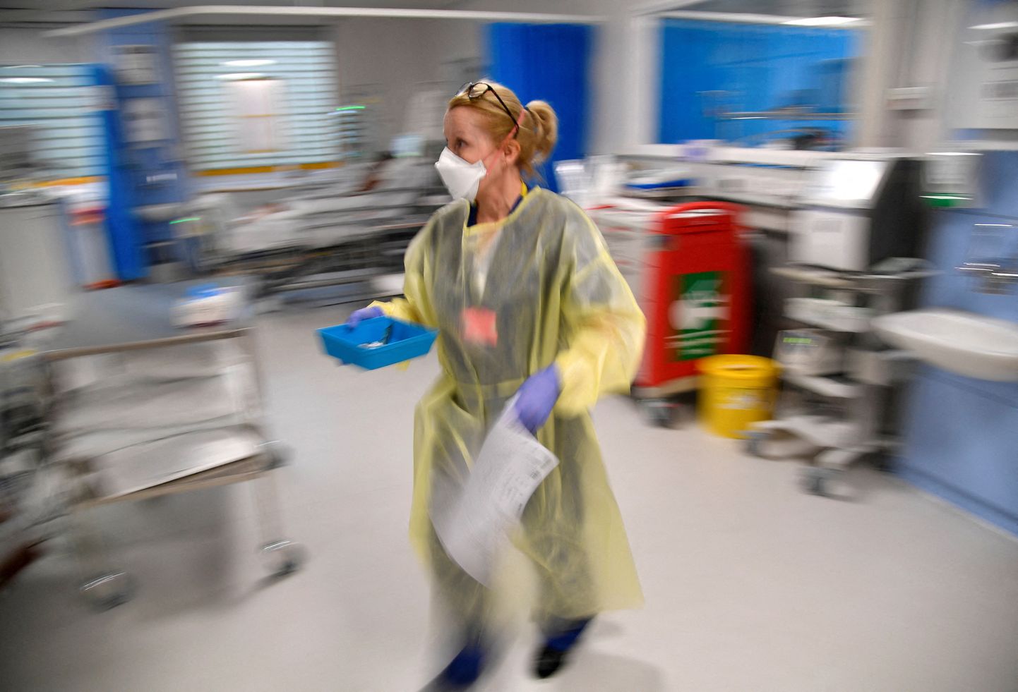 Õde COVID-19 haigete osakonnas Miltoni Keynsi ülikooli haiglas Ühendkuningriigis.