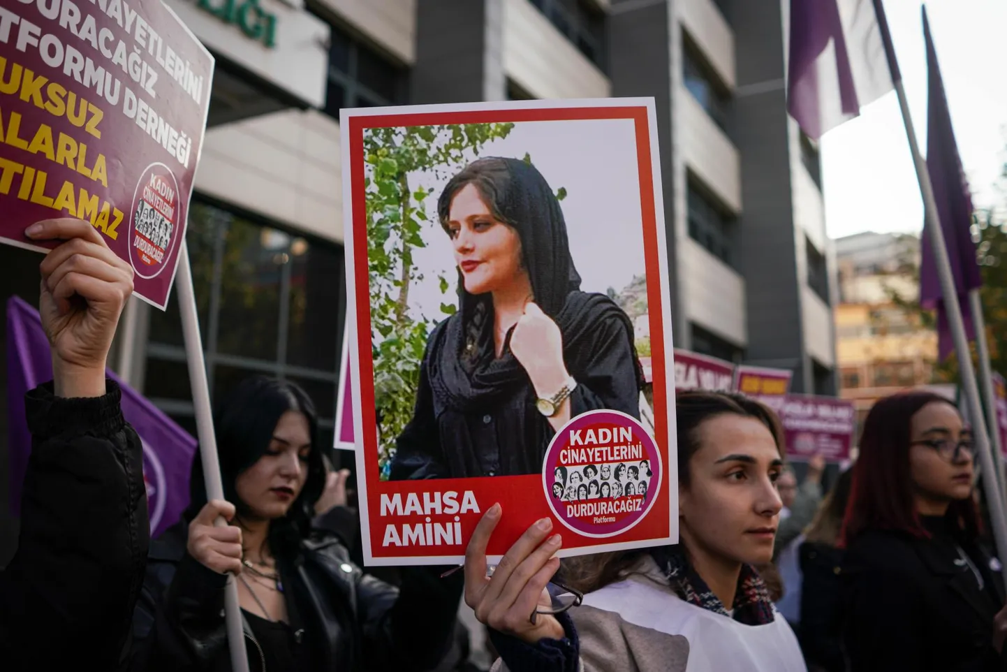 Ankara meeleavaldaja Iraani kombluspolitsei vahi all surnud Mahsa Amini plakatiga.