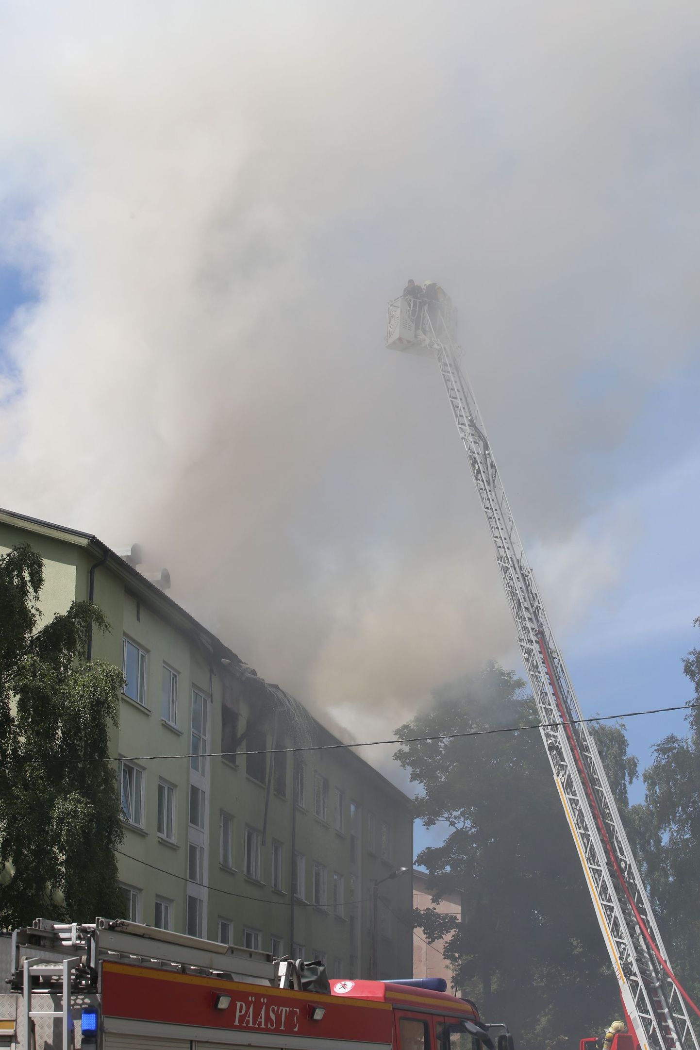 Tallinnas Nisu tänaval puhkes tulekahju neljakorruselises kortermajas.
