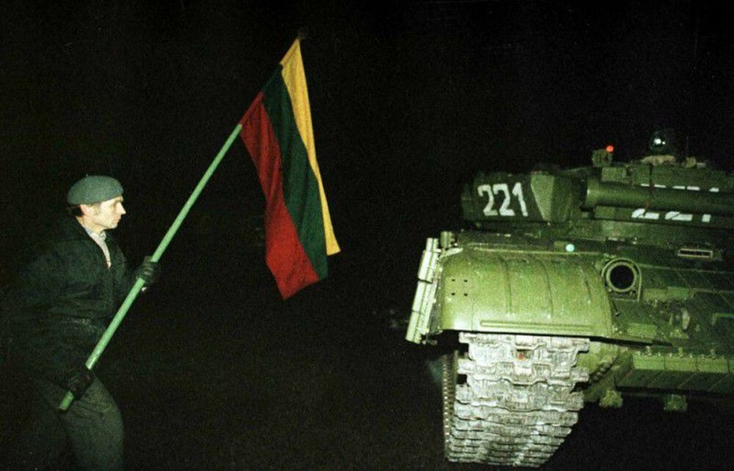 Leedulane Leedu lipuga Nõukogude tanki T-80 ees, 13. jaanuar 1991.