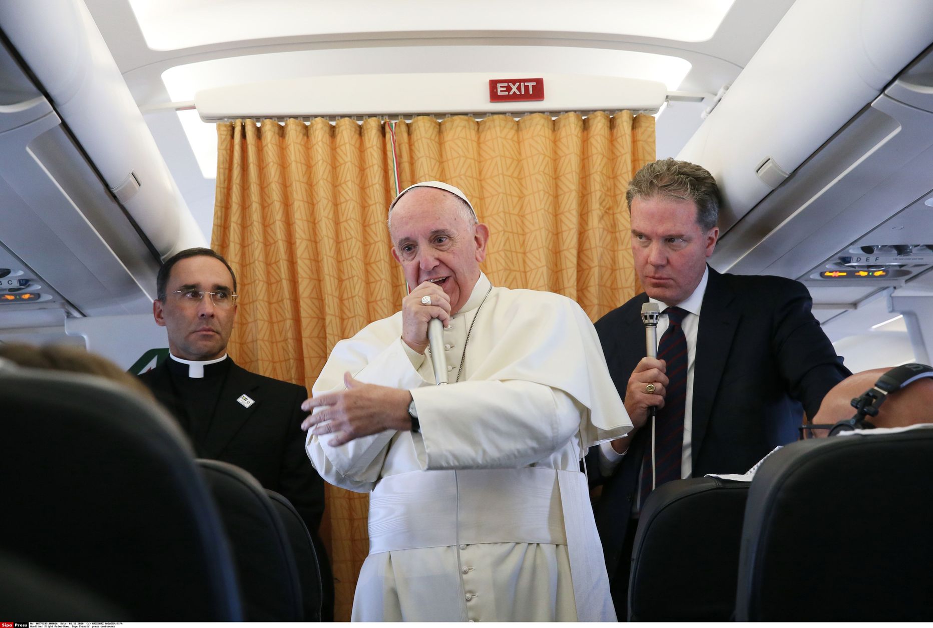 Paavst Franciscus esinemas oma lennukis
