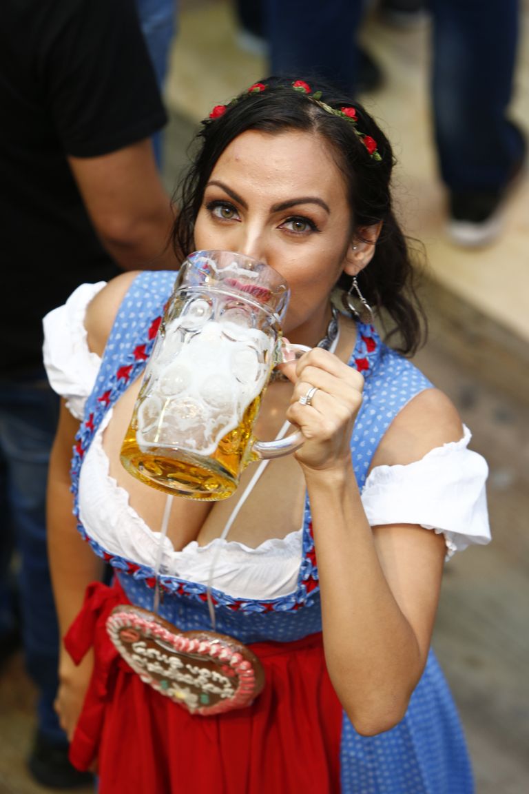 Naine kandmas dirndlit ja joomas õlut 2017. aasta Oktoberfestil