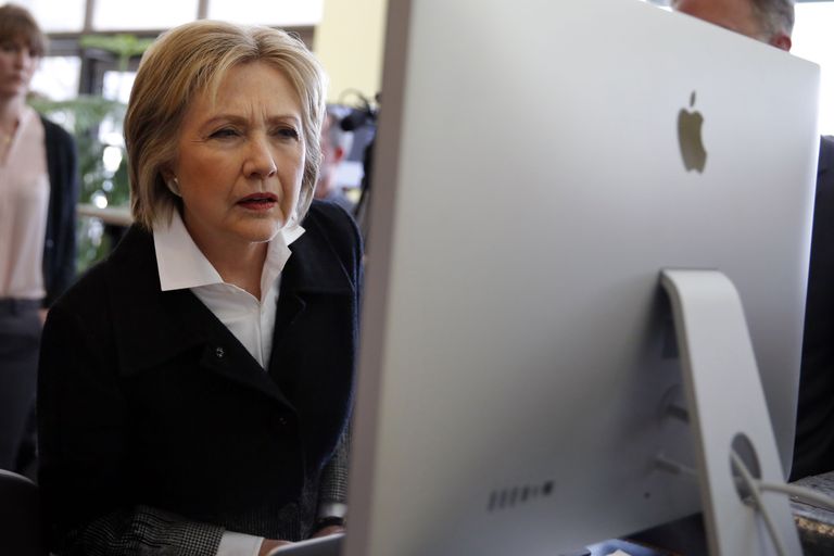 Hillary Clinton uurib arvutiekraani. Foto: CARLOS BARRIA/REUTERS/Scanpix