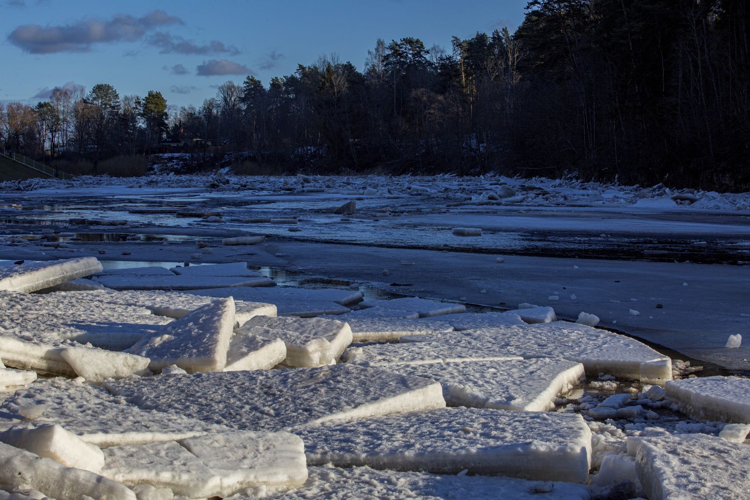 Ogres upē pie Ogres sākusies ledus iešana.