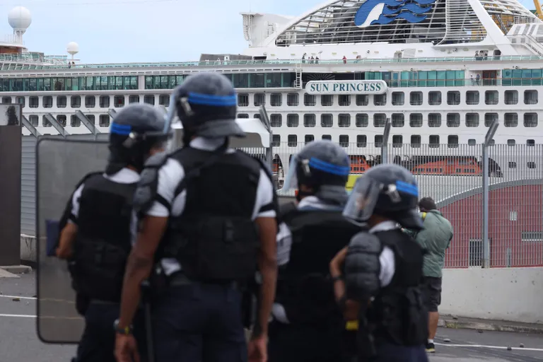 Réunioni Le Porti politsei kaitsmas kruiisilaeva Sun Princess protestijate eest