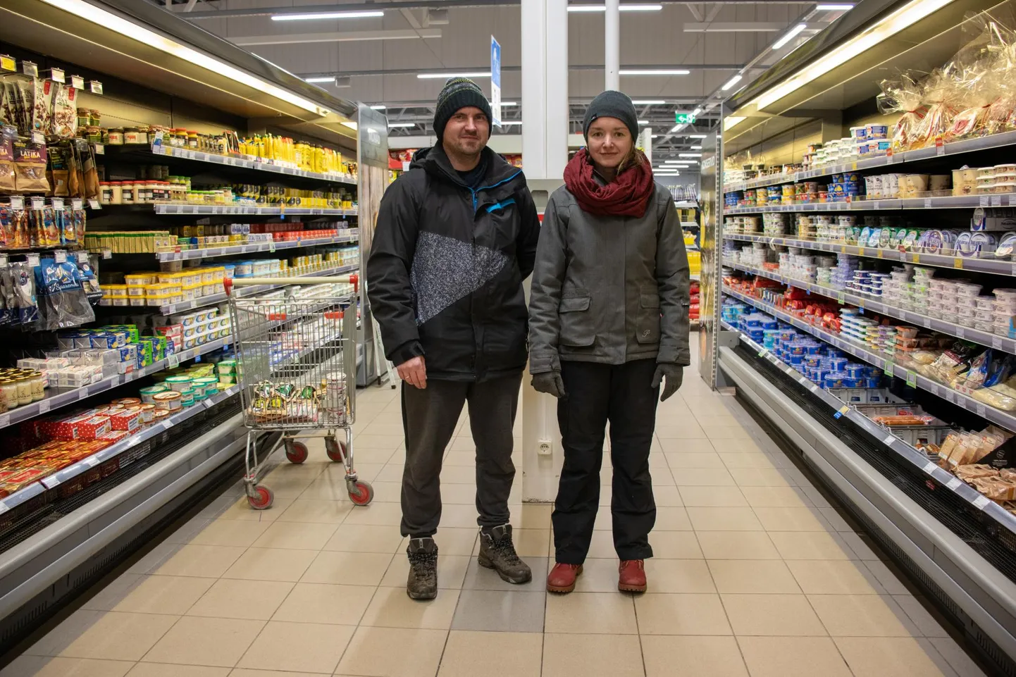 Võrumaa lasterikaste perede vabatahtlik Triin Pruul ja juhatuse liige Ainar Vätsing aitavad päästa toitu, mis muidu läheks prügikasti.
