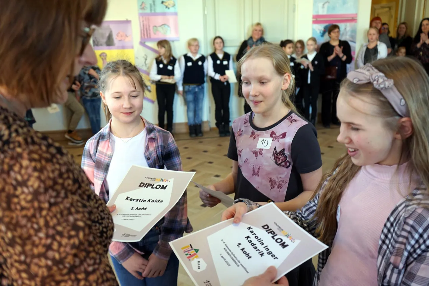 Kirjandusmängu võitjad Kerstin Kalda (vasakult), Heili Eliise Simson ja Karolin Inger Kadarik