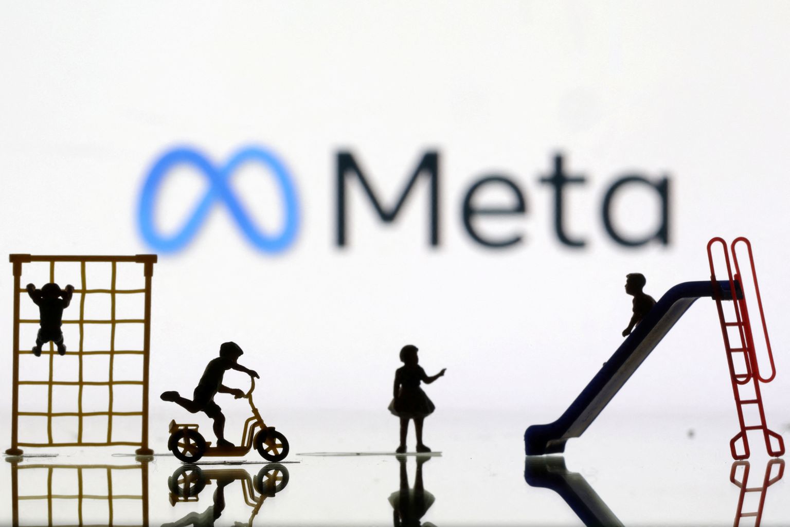 Meta logo ja mängivad lapsed.