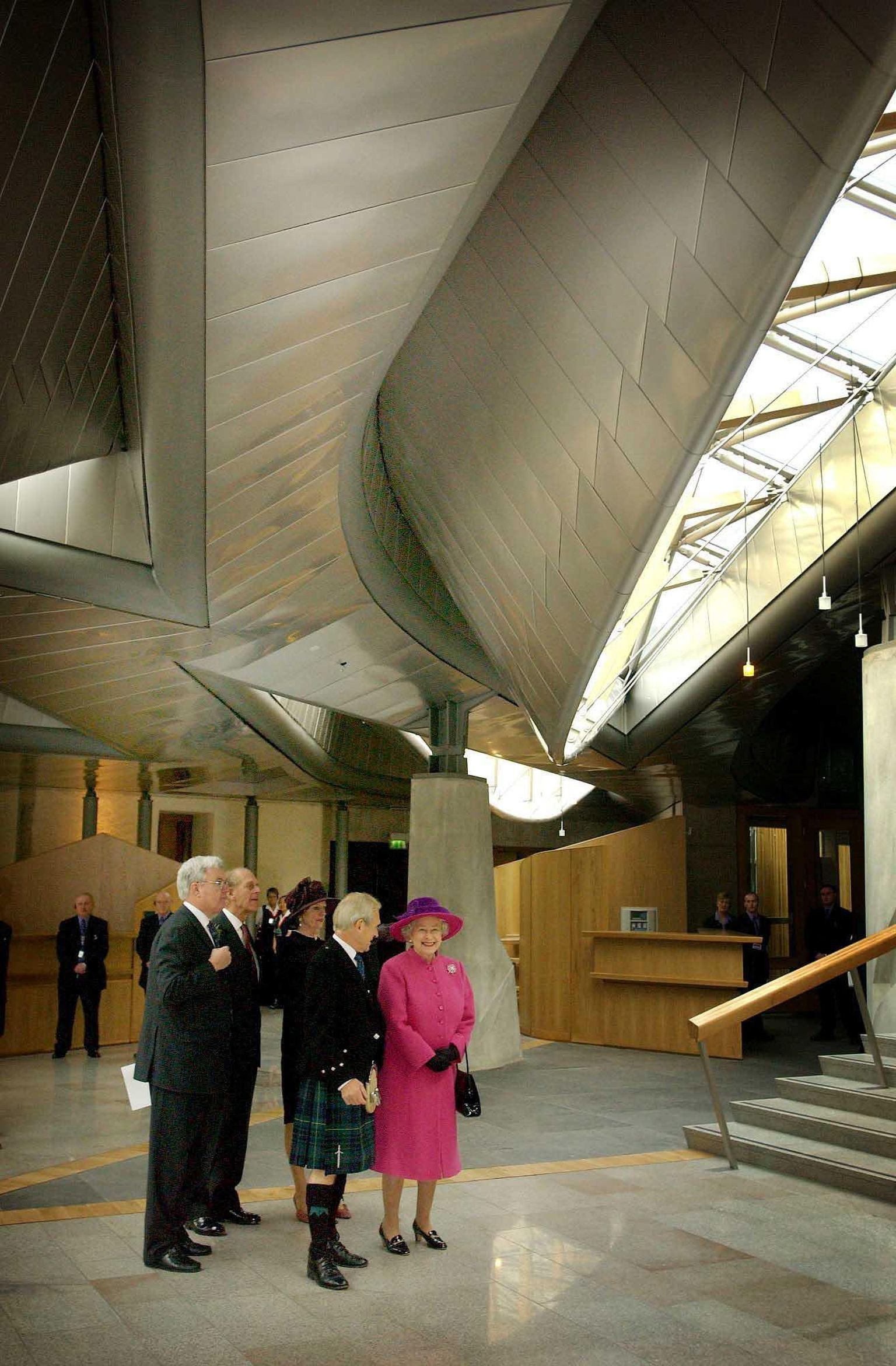 Kuninganna Elizabeth II Šotimaa parlamendihoone avamisel.