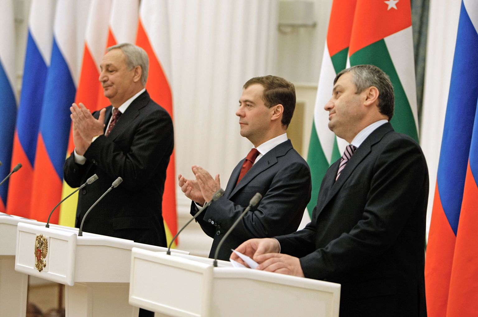 После подписания договоров об охране границ 30 апреля (слева направо): президент Абхазии Сергей Багапш, президент России Дмитрий Медведев и президент Южной Осетии Эдуард Кокойты.