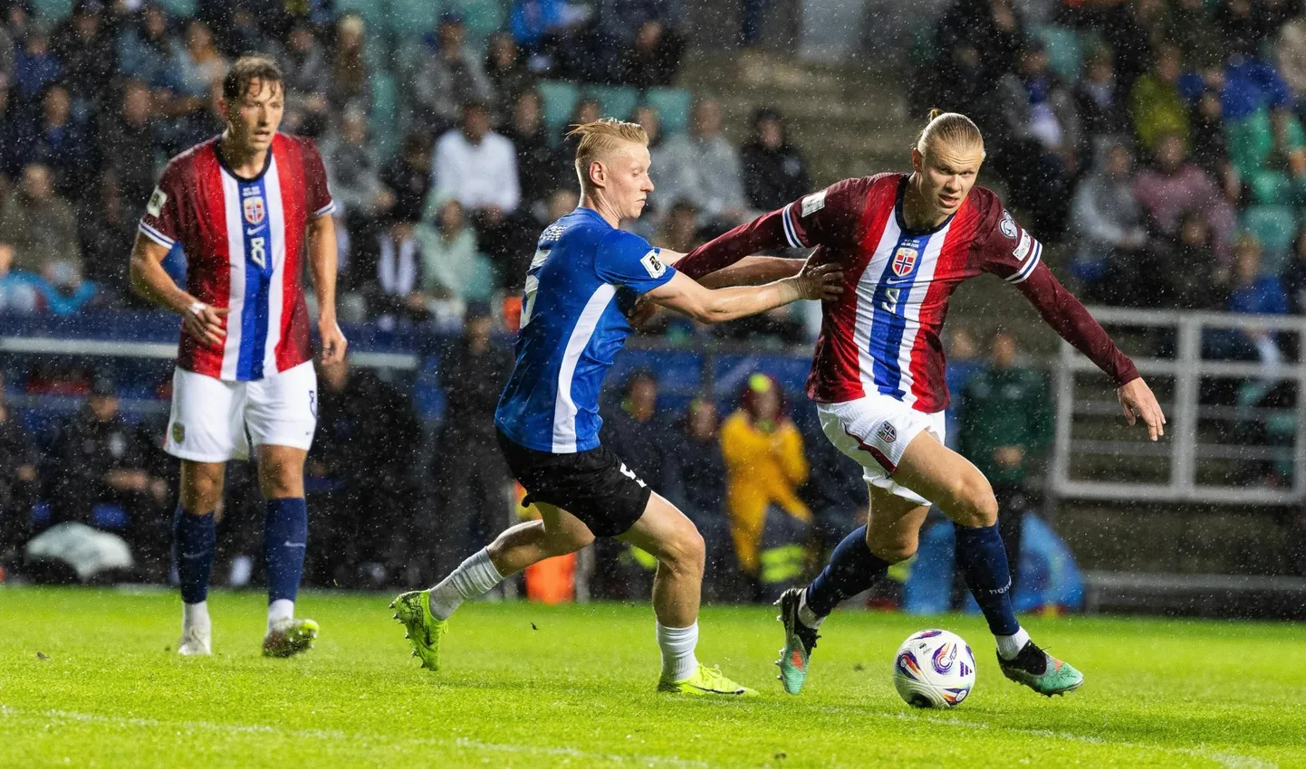 Eesti poolkaitsja Rocco Robert Shein kantseldab maailma ühte kardetumat ründajat Erling Haalandit (paremal). Olukorda jälgib Sander Berge (vasakul).