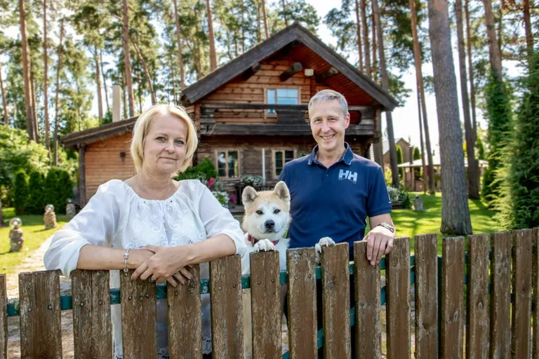 Anne ja Meelis Kalmus rajasid Tori valda Pulli külla kauni maakodu tiitli väärilise õueala.