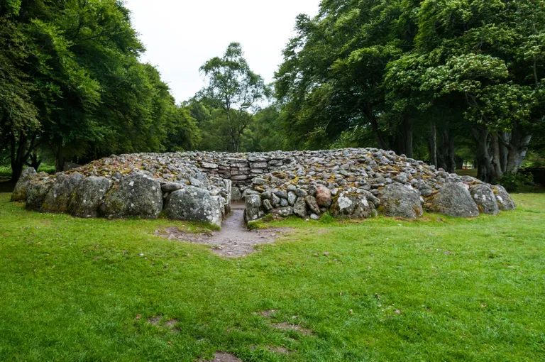 Clava kivikuhjad