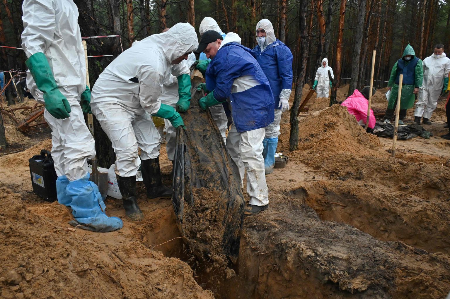Ukrainā krievu okupantiem atkarotajā Harkivas apgabalā no masu kapa netālu no Izjumas izcelti kopumā 436 cilvēku līķi