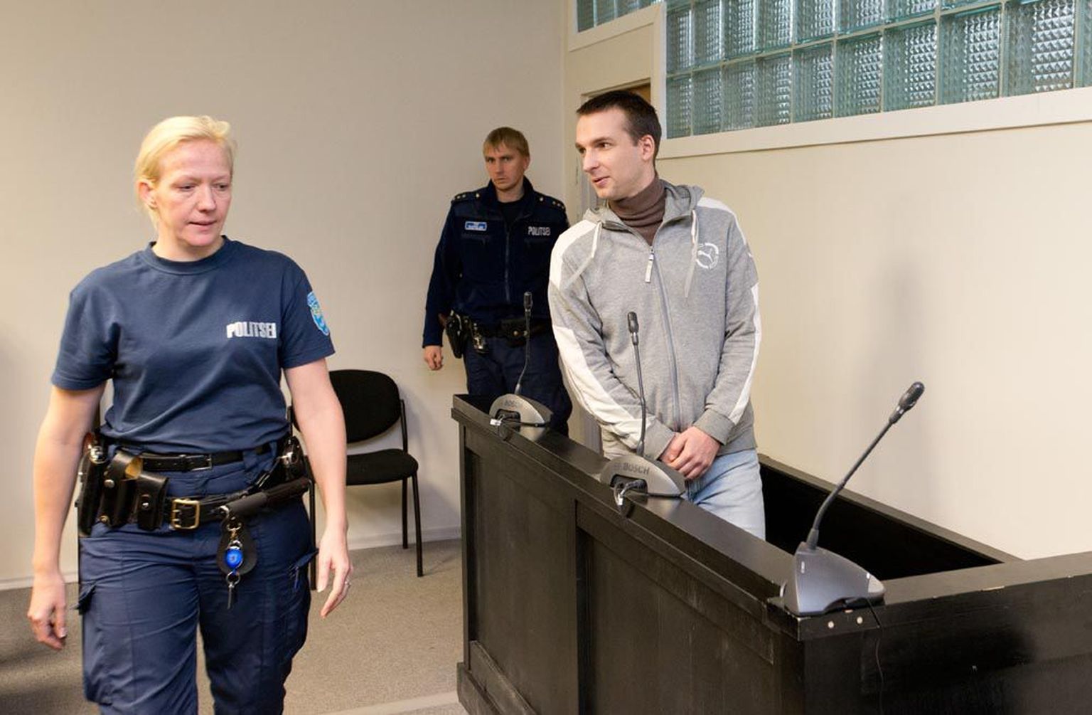 Roman Tarassov (paremal) 1. novembril politseinike saatel Harju maakohtus.