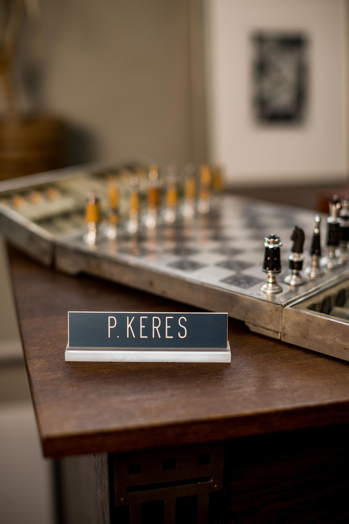 Maletaja Paul Keresele kuulunud hõbedast malekomplekt, mille tema järeltulijad on tallel hoidnud.