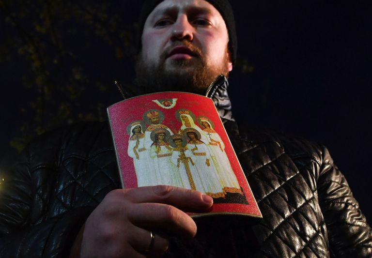 Mees protestimas filmi «Matilda» vastu, hoides käes pilti, millel Nikolai II ja ta pere on kujutatud pühakutena