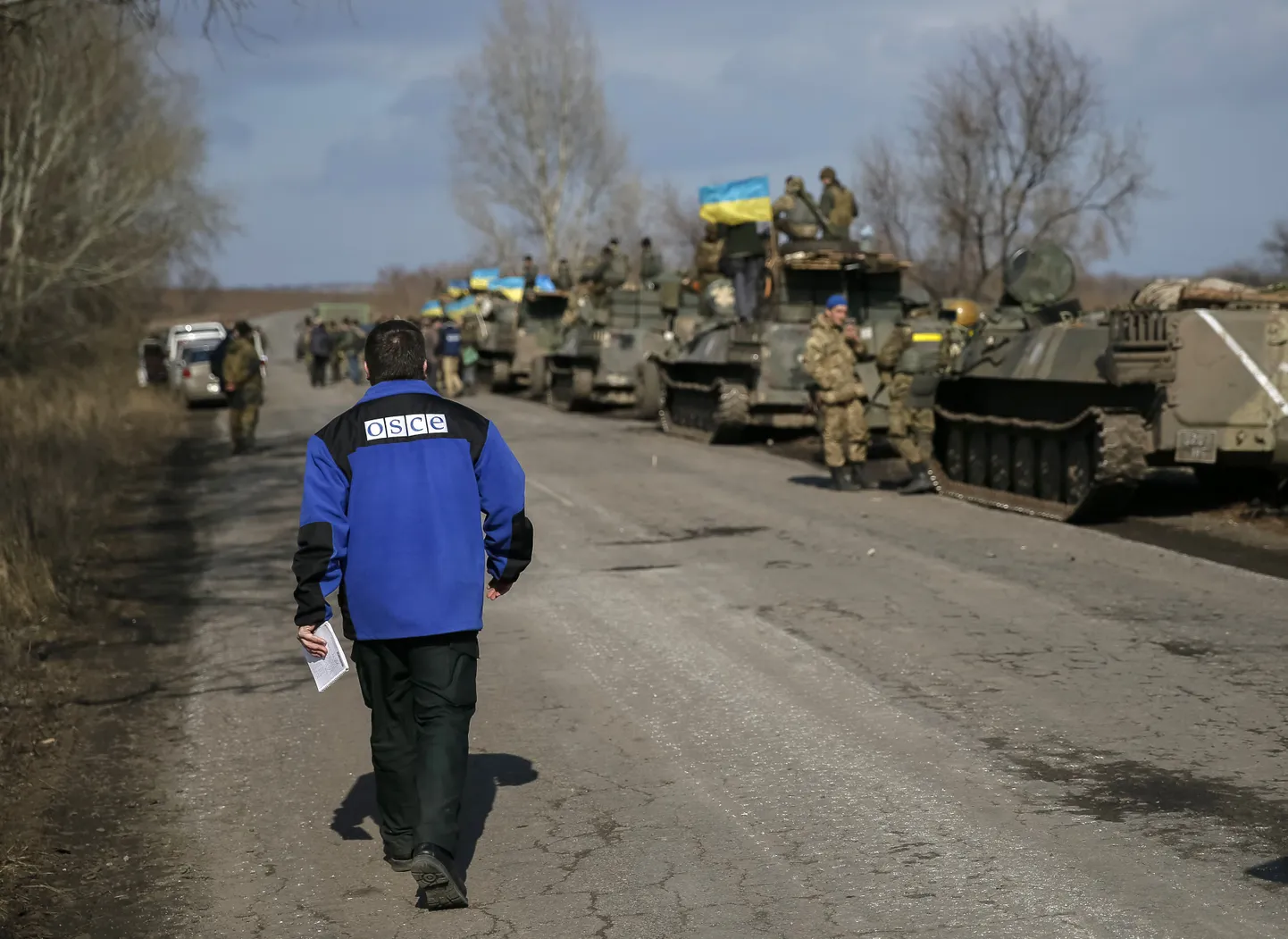 OSCE vaatleja Ida-Ukrainas Blagodatnes Ukraina sõjaväekonvoi juures.