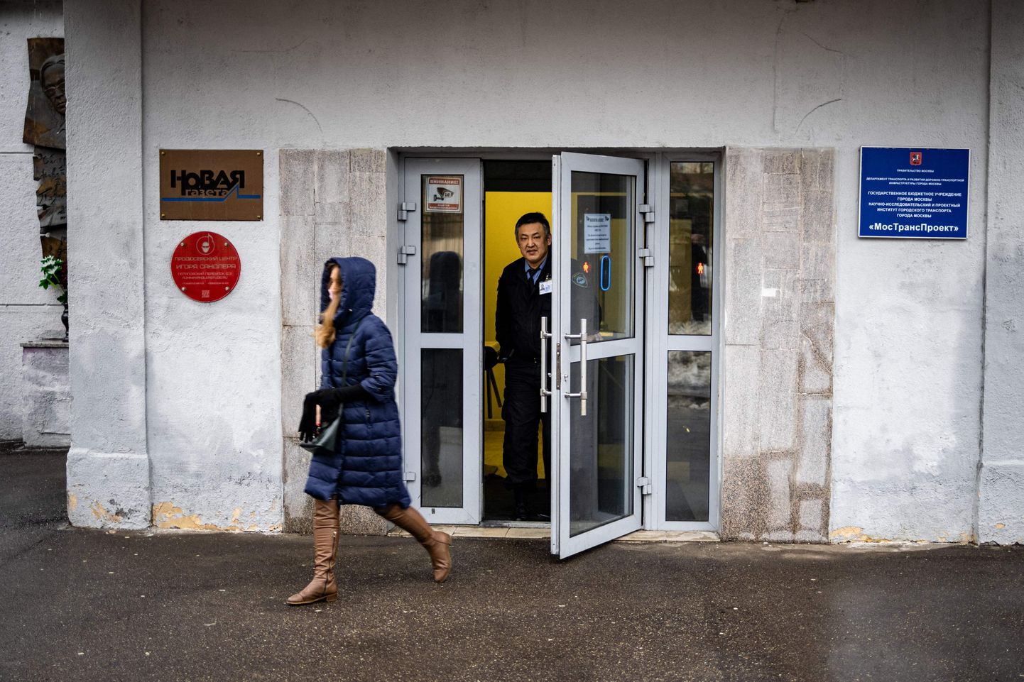Охрана у входа в здание, где располагается редакция "Новой газеты" 15 марта, 2021