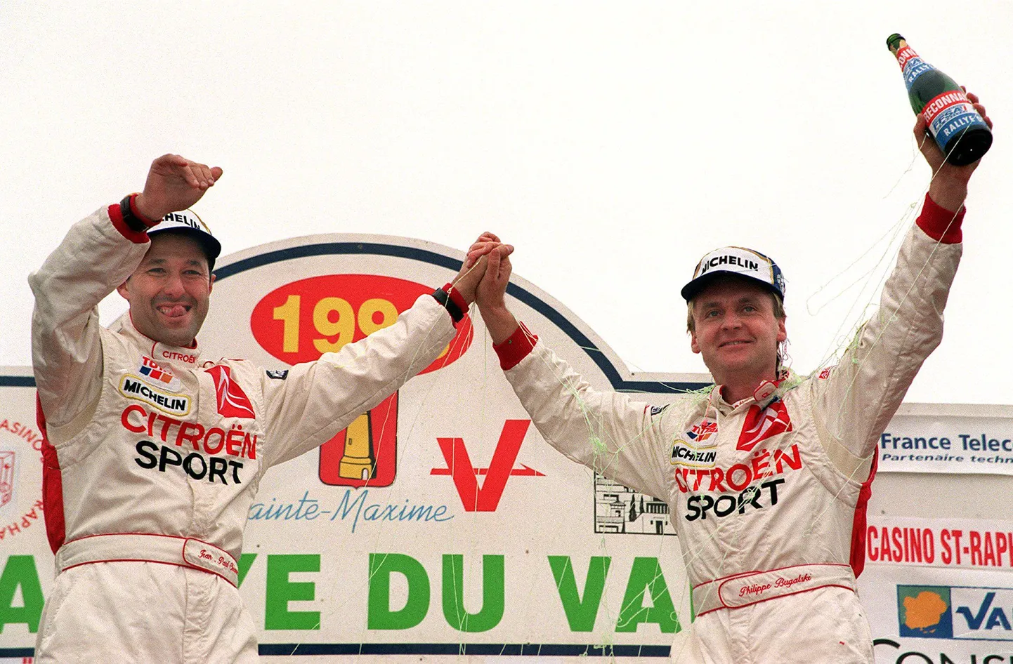 Philippe Bugalski (paremal) ja Jean-Paul Chiaroni tähistavad Korsika ralli võitu