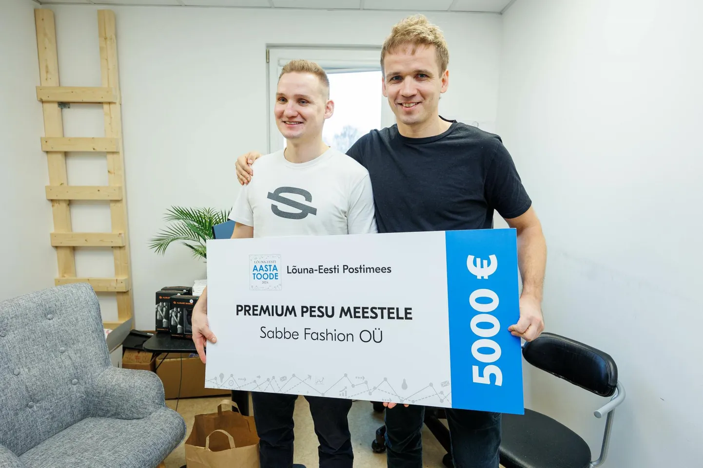 Tiitli ja sellega kaasneva auhinna võtsid Lõuna-Eesti Postimehe peatoimetajalt Sirli Homuhalt vastu August Sabbe kaubamärgi eestvedaja Andreas Org (vasakul) ja tema vend Annes Org, kes tegeleb turundusega.